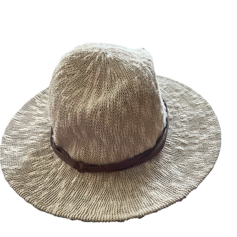 ECOTE’ tan woven with brown suede-like woven trim. EUC brim is 3.5” wide